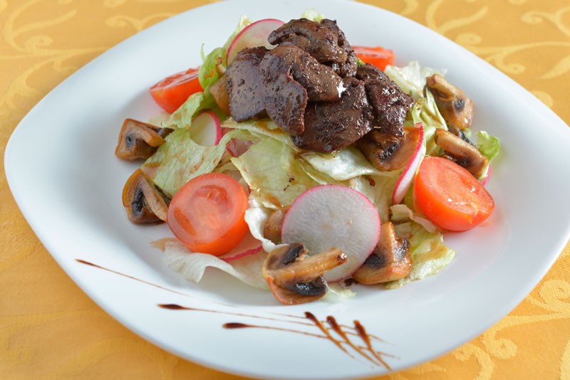 Салат «Белорусский» с печенью и грибами — рецепт с фото пошагово