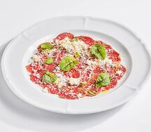 Карпаччо из говядины и пармезаном