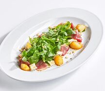 Салат с утиной грудкой и карамельной грушей