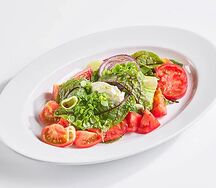 Овощной микс салат с томатами и сливочным сыром