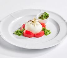 Буррата с томатами и песто