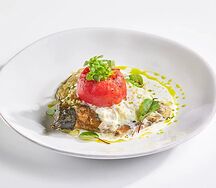 Теплый баклажан с томатами и страчателлой