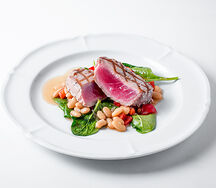 Стейк тунца с фасолью и шпинатом