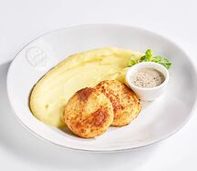 Котлеты из индейки с пюре и грибным соус