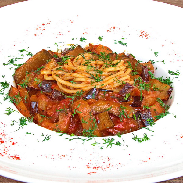 Спагетти с баклажанами и томатным соусом