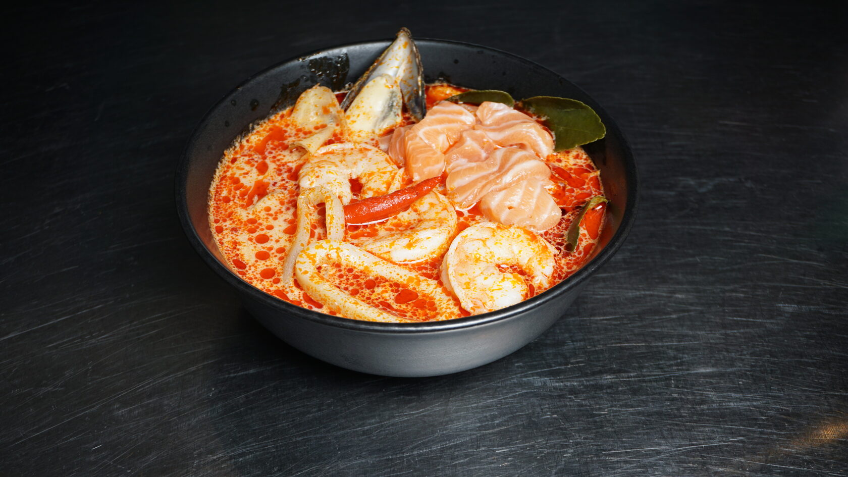 Королевский Том Ям с морепродуктами и лососем