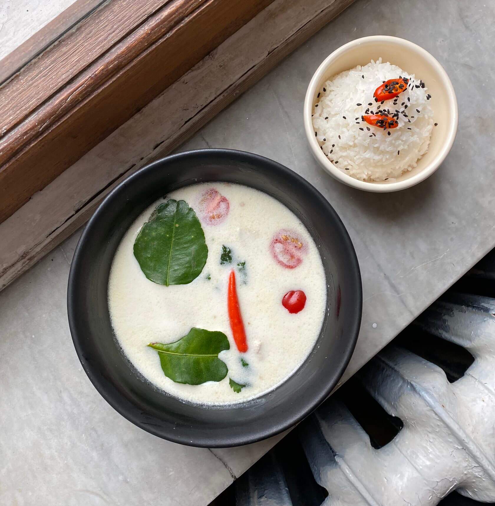 Тайский суп том-кха с кокосовым молоком и морепродуктами