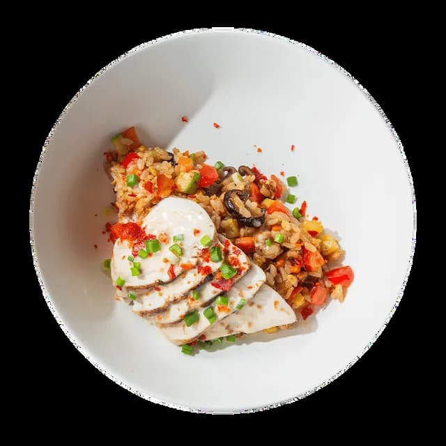 Жареный рис с цыплёнком, овощами и яйцом