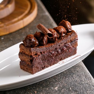 Шоколадный торт с брусникой