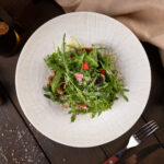 Теплый салат с куриной печенью и виноградом