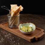 Гуакамоле с хрустящей фокаччей