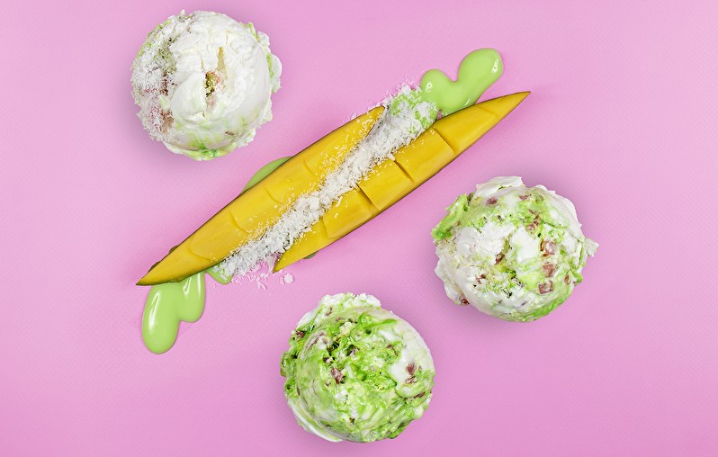 Мороженое МангоКрим с зеленой сгущенкой, манго и кокосовой стружкой