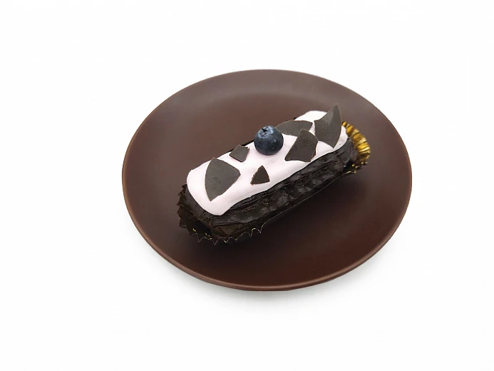 Десерт «Мини-эклер с черникой шоколадный»