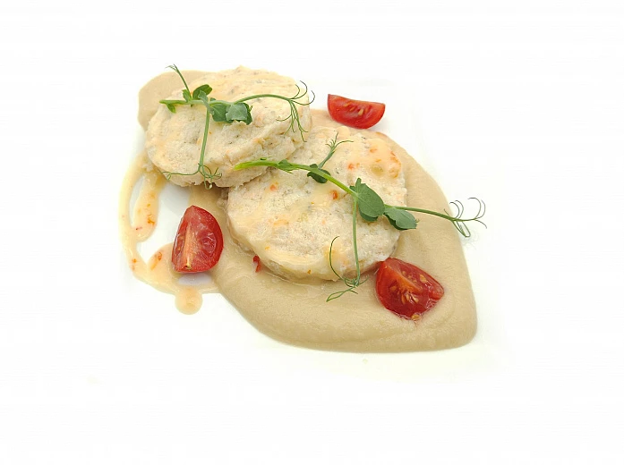 Паровые котлетки из лосося и судака с кремом из сельдерея, соусом Бешамель и томатами Черри