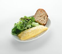 Французский омлет с пармезаном и зелёным салатом