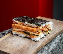 Окинавский сэндвич с тунцом и острыми огурцами