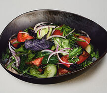 Салат овощной с травами