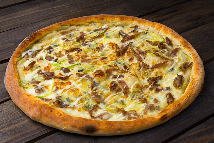 Пицца с уткой и сыром горгонзола