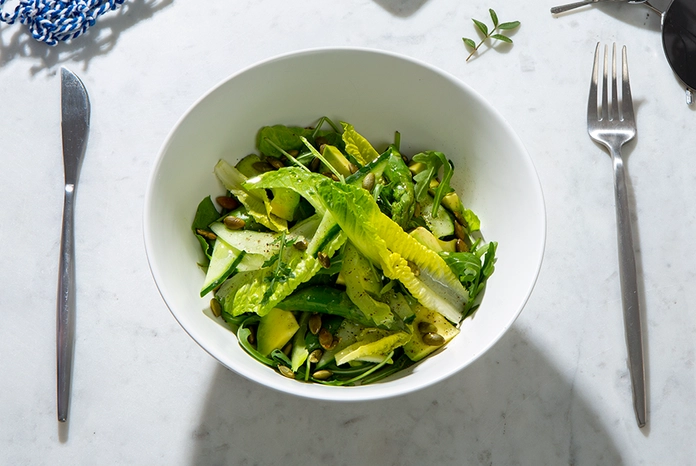 Зелёный салат с базиликовым соусом