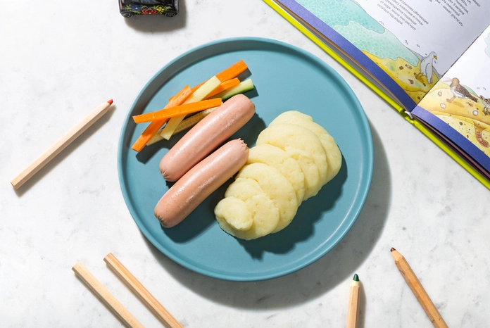 Сосиски с пюре и овощными палочками