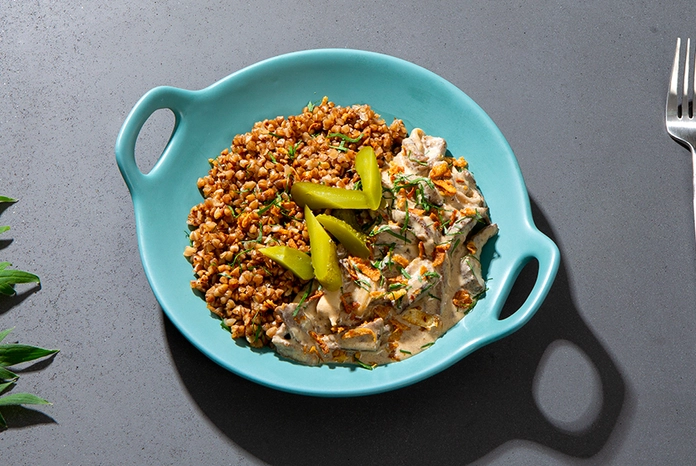 Бефстроганов с вешенками, трюфельным соусом и гречкой