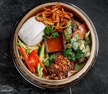 Ланч с курицей в зелёном карри