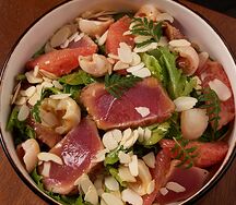 Салат с тунцом, грейпфрутом и личи с апельсиновым соусом