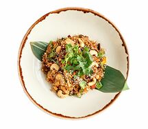 Жареный рис с овощами, яйцом, кешью в устричном соусе