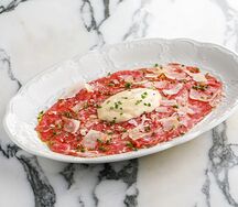Карпаччо из говядины с соусом из фундука