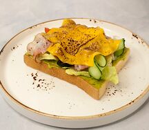 Тост с гуакамоле, беконом и сыром чеддер