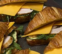 Круассан с курицей и чеддером
