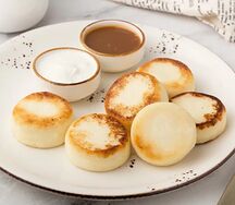 Большая порция сырников с двумя топпингами на выбор