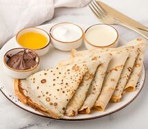 Большая порция блинов с двумя топпингами