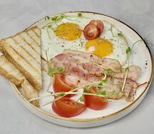 Глазунья с томатом и беконом