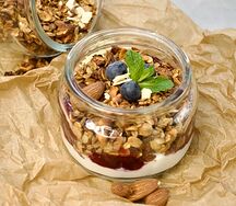 Гранола с йогуртом и вишневым компоте