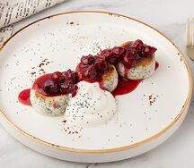 Маковые сырники с вишневым кули и сметаной