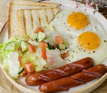 Глазунья с овощным салатом и охотничьими колбасками