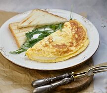 Омлет с сыром Моцарелла и тостами