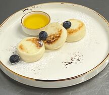 Творожные сырники с медом