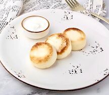 Творожные сырники со сметаной