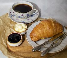 Круассан со сливочным маслом и вареньем
