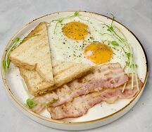 Глазунья с беконом и тостами