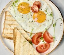 Глазунья с томатами и тостами