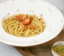 Паста с томатами и соусом песто