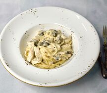 Паста с курицей и грибами