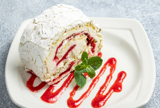 Меренговый рулет с малиной