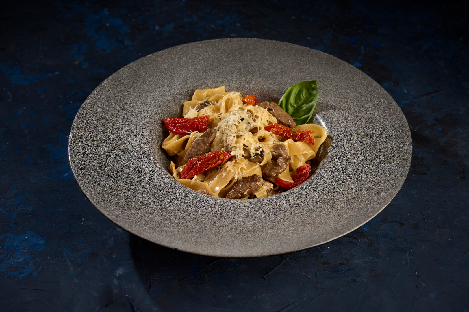 Паста с говядиной и вялеными томатами