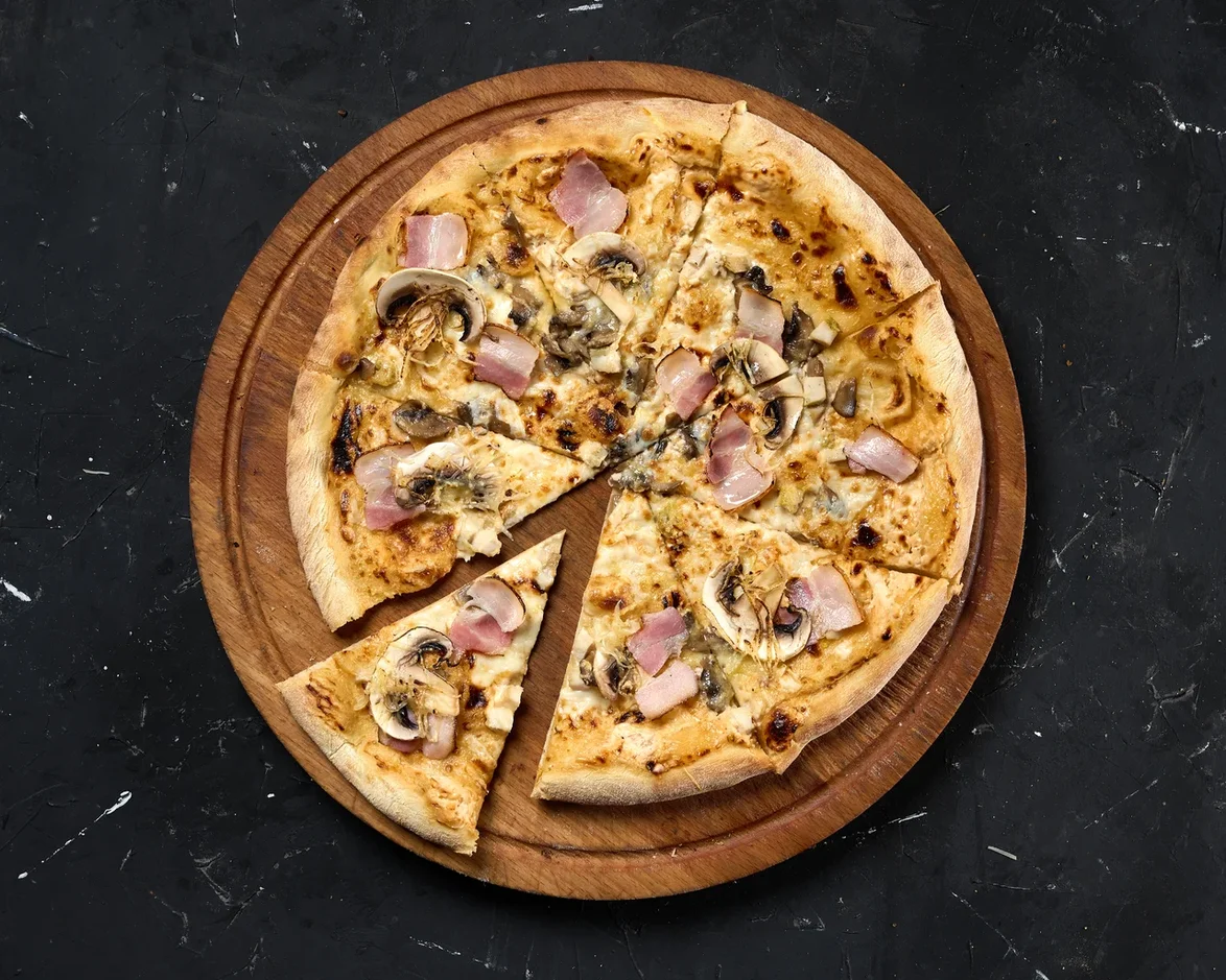 Пицца с цыпленком су-вид и беконом под соусом BBQ