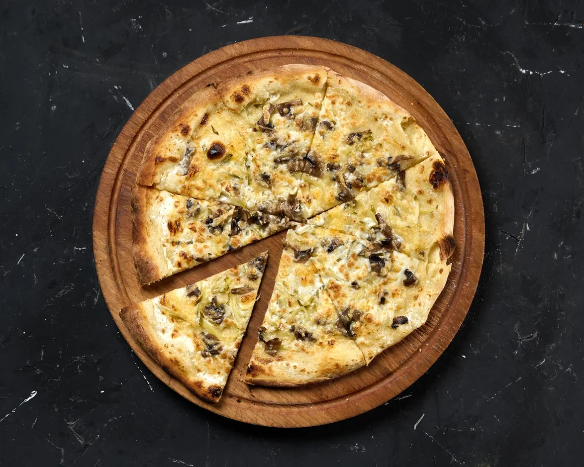 Пицца с шампиньонами, пармезаном и маринованными огурчиками
