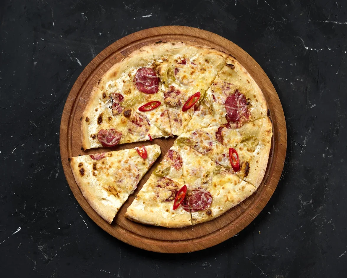 Пицца с колбасками и халапеньо